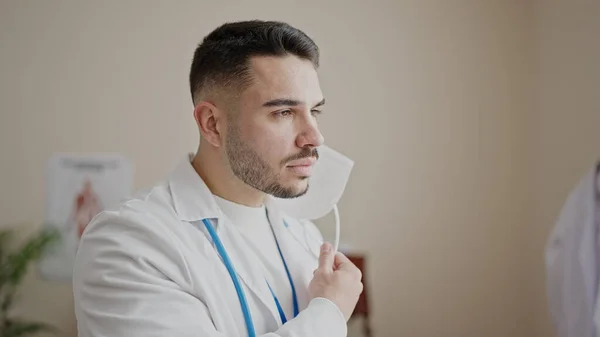 Junger Hispanischer Arzt Steht Mit Ernstem Gesichtsausdruck Klinik Und Zieht — Stockfoto