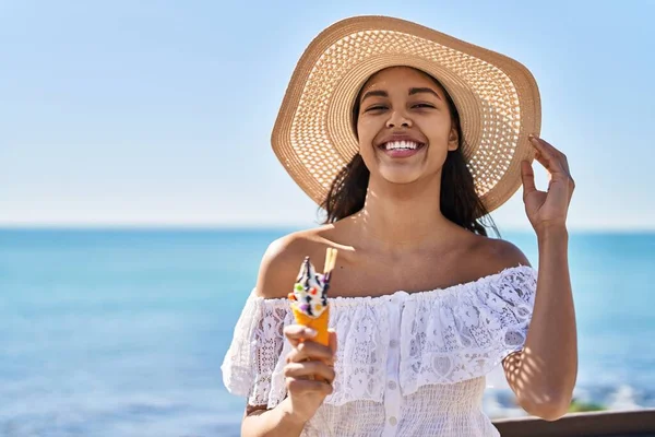 Joven Africana Americana Turista Sonriendo Confiado Comiendo Helado Playa — Foto de Stock
