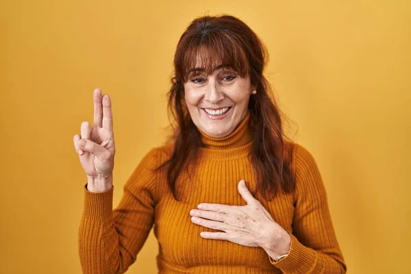 Middle Age Hispanic Woman Standing Yellow Background Smiling Swearing Hand — Stock Photo, Image