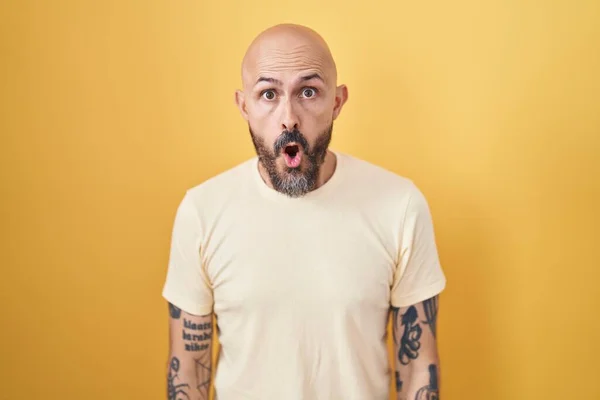 Hispanic Man Med Tatueringar Står Över Gul Bakgrund Rädd Och — Stockfoto