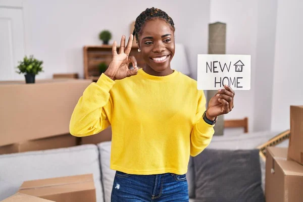 Mulher Negra Bonita Movendo Para Uma Nova Casa Fazendo Sinal — Fotografia de Stock