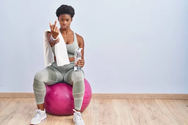 African American Woman Wearing Sportswear Sitting Pilates Ball Showing Middle — Stockfoto