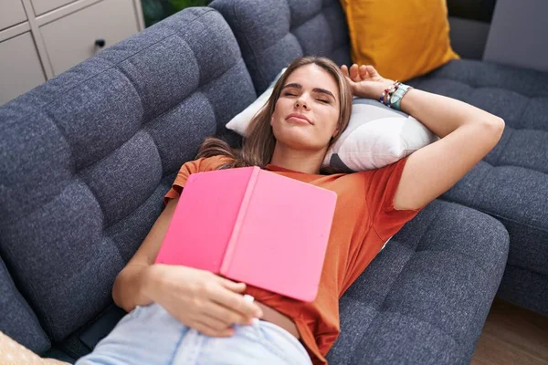 Jovem Bela Mulher Hispânica Segurando Livro Deitado Sofá Dormindo Casa — Fotografia de Stock