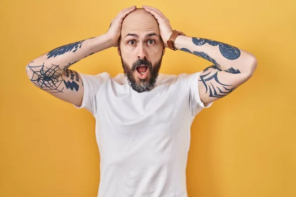 Νεαρός Ισπανός Τατουάζ Πάνω Από Κίτρινο Φόντο Τρελός Και Φοβισμένος — Φωτογραφία Αρχείου