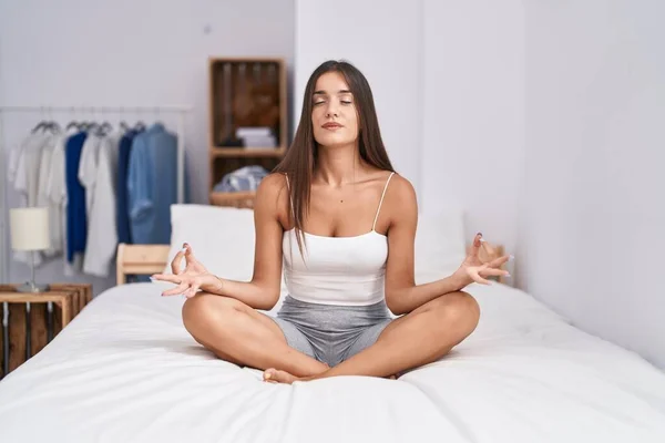 Young Beautiful Hispanic Woman Doing Yoga Exercise Sitting Bed Bedroom — Stock Photo, Image
