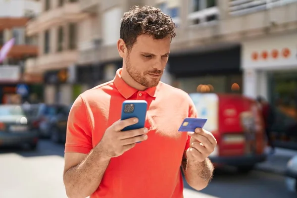 Jonge Spaanse Man Met Smartphone Creditcard Straat — Stockfoto