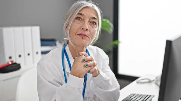 Médico Mujer Pelo Gris Mediana Edad Que Trabaja Con Expresión — Foto de Stock