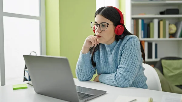 Молода Студентка Іспанка Використовує Ноутбук Який Вивчає Носіння Навушників Бібліотечному — стокове фото