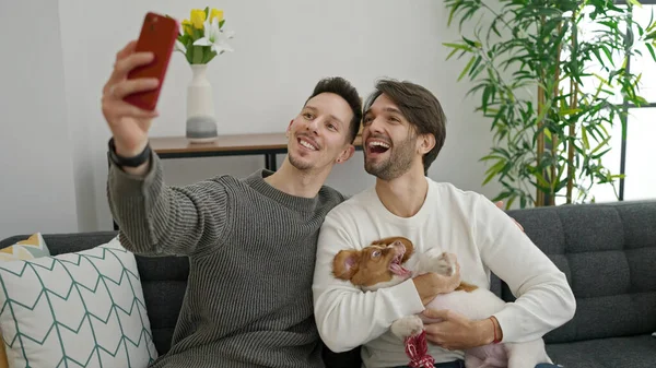 Dois Homens Casal Fazendo Selfie Por Smartphone Sentado Sofá Com — Fotografia de Stock
