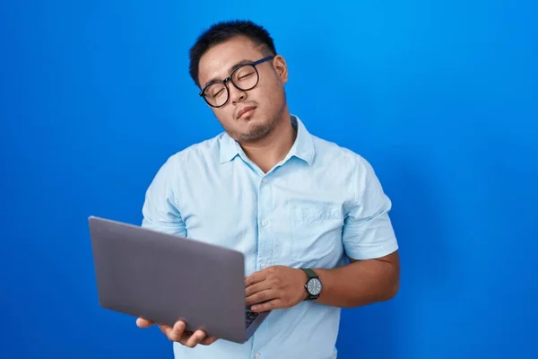 Китайський Юнак Використовує Комп Ютерний Ноутбук Виглядає Сонним Втомленим Втомленим — стокове фото