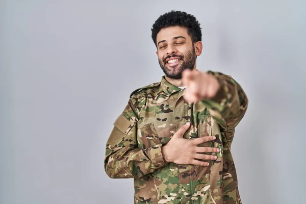 Kamuflaj Üniforması Giyen Bir Arap Size Gülüyor Eli Vücudunun Üzerinde — Stok fotoğraf