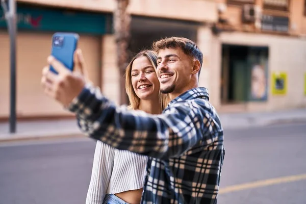 Νεαρός Άνδρας Και Γυναίκα Ζευγάρι Χαμογελά Αυτοπεποίθηση Κάνοντας Selfie Από — Φωτογραφία Αρχείου