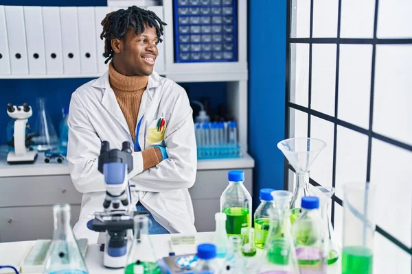 Hombre Científico Afroamericano Sentado Con Los Brazos Cruzados Gesto Laboratorio —  Fotos de Stock