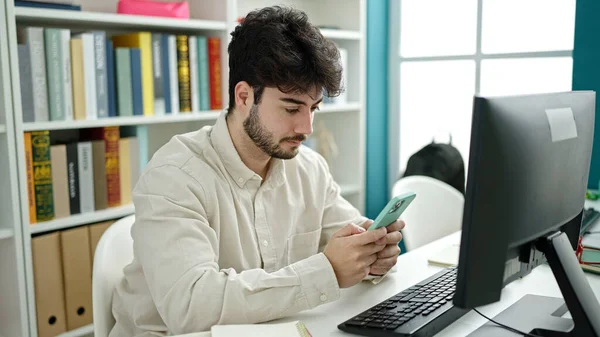 Mladý Hispánec Muž Student Pomocí Smartphone Knihovně Univerzity — Stock fotografie