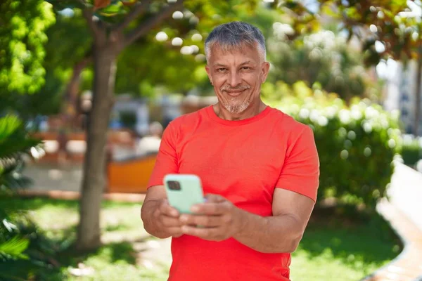 Μέση Ηλικία Γκριζομάλλης Άνθρωπος Χαμογελά Αυτοπεποίθηση Χρησιμοποιώντας Smartphone Στο Πάρκο — Φωτογραφία Αρχείου