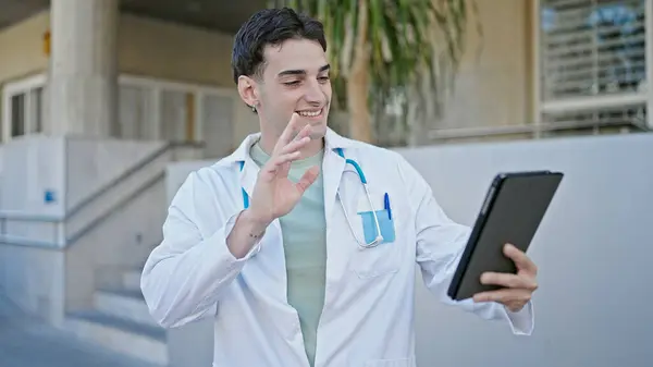 Junger Hispanischer Arzt Macht Videoanruf Mit Touchpad Krankenhaus — Stockfoto