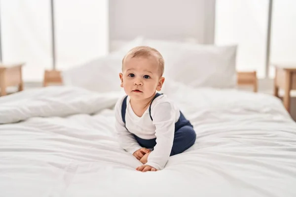 愛らしい幼児クロールオンベッドルームでベッド — ストック写真