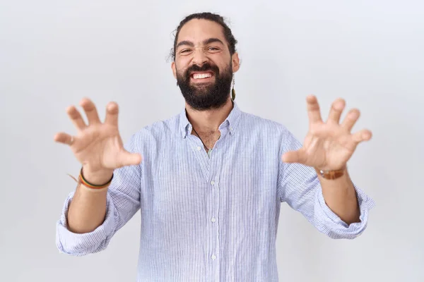 Hombre Hispano Con Barba Vistiendo Camisa Casual Sonriendo Divertido Haciendo —  Fotos de Stock