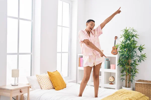 Mujer Afroamericana Sonriendo Confiada Bailando Cama Dormitorio — Foto de Stock