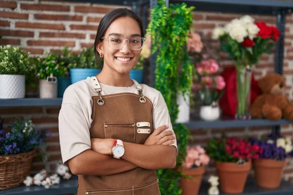 Junge Schöne Hispanische Blumenhändlerin Lächelt Zuversichtlich Stehend Mit Verschränkten Armen — Stockfoto