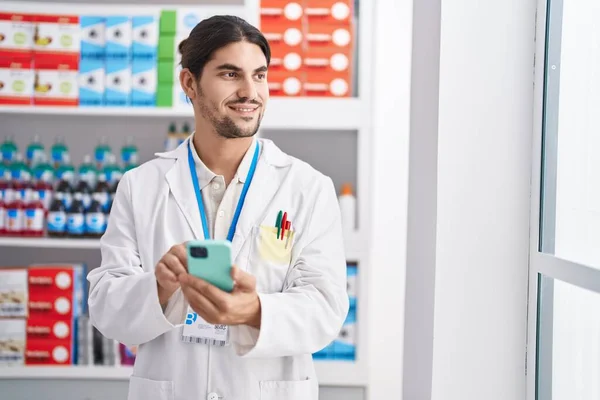 Giovane Farmacista Ispanico Utilizzando Smartphone Che Lavora Farmacia — Foto Stock