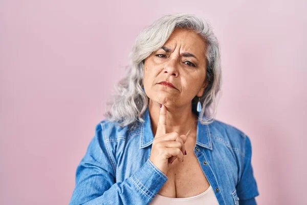 Middle Age Woman Grey Hair Standing Pink Background Thinking Concentrated — Stock Photo, Image