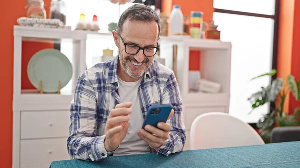 Middle Age Man Using Smartphone Sitting Table Dinning Room — Stock Photo, Image