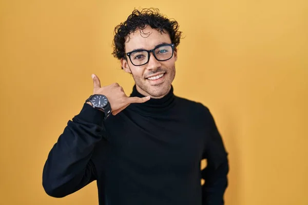 Hispanic Man Standing Yellow Background Smiling Doing Phone Gesture Hand — Φωτογραφία Αρχείου