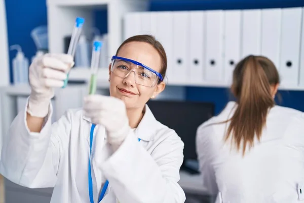Duas Mulheres Cientistas Sorrindo Confiantes Segurando Tubos Ensaio Laboratório — Fotografia de Stock
