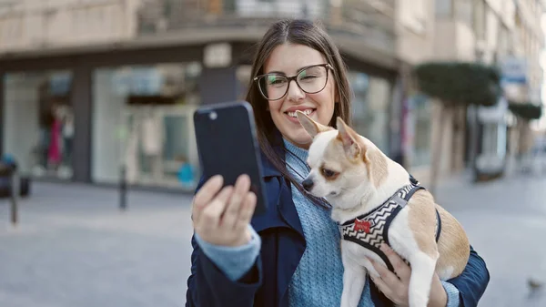 Chihuahua Köpeği Olan Genç Spanyol Kadın Gülümsüyor Sokakta Özçekim Yaparken — Stok fotoğraf