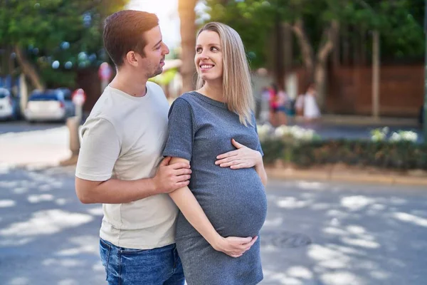 Mann Und Frau Umarmen Sich Und Erwarten Baby Auf Der — Stockfoto