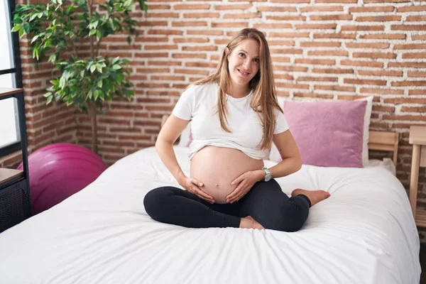 Jonge Zwangere Vrouw Glimlachen Zelfverzekerd Aanraken Buik Slaapkamer — Stockfoto