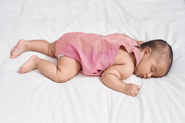 Roztomilé Dítě Ležící Posteli Spící Ložnici — Stock fotografie