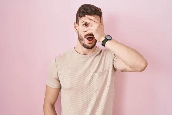 Hispanic Man Beard Standing Pink Background Peeking Shock Covering Face — Stock Photo, Image