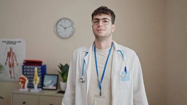 Junger Hispanischer Arzt Steht Mit Ernster Miene Klinik — Stockfoto