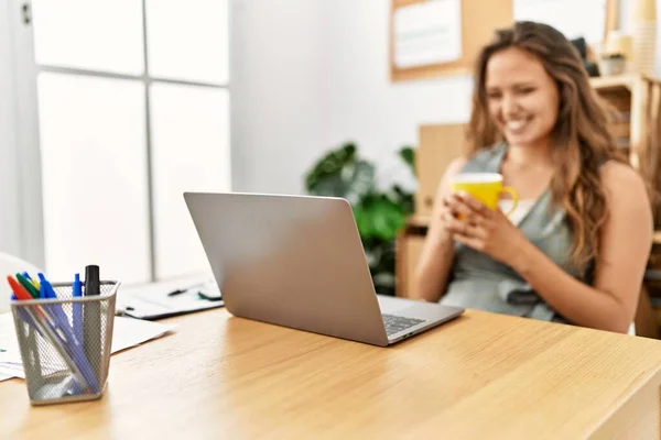 Junge Schöne Hispanische Unternehmerin Mit Laptop Beim Kaffeetrinken Büro — Stockfoto