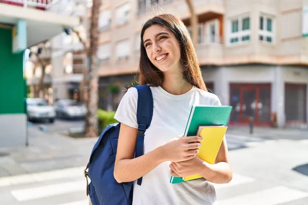 Joven Hermosa Estudiante Hispana Sonriendo Confiada Sosteniendo Libros Calle — Foto de Stock