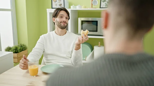 Dos Hombres Pareja Sonriendo Confiado Desayunando Comedor — Foto de Stock