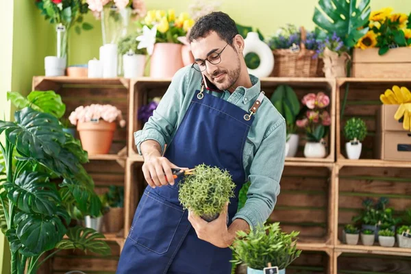 Young Hispanic Man Florist Talking Smartphone Cutting Plant Flower Shop — Stock Photo, Image