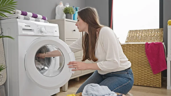 Young Beautiful Hispanic Woman Washing Clothes Laundry Room — Stock Photo, Image