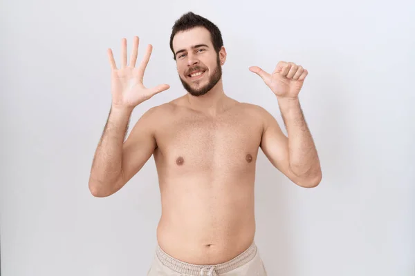 셔츠를 자신감 행복하게 웃으면서 손가락으로 손가락을 스페인 — 스톡 사진