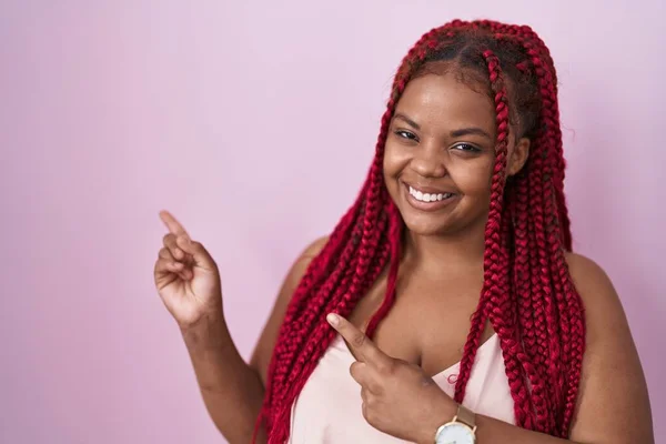 Африканська Американка Плетеним Волоссям Стоїть Над Рожевим Фоном Посміхається Дивиться — стокове фото