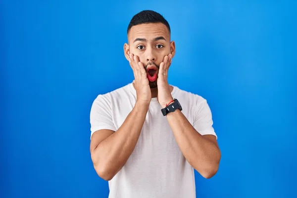 Young Hispanic Man Standing Blue Background Afraid Shocked Surprise Amazed — Stockfoto