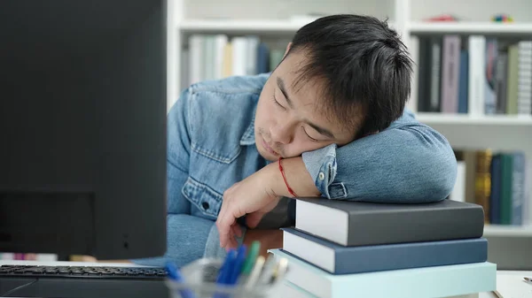 Ung Kinesisk Man Student Sover Böcker Biblioteket Universitet — Stockfoto