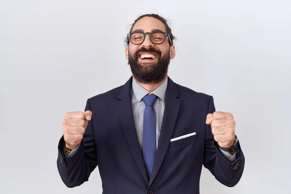 Hispanischer Mann Mit Bart Anzug Und Krawatte Aufgeregt Für Den — Stockfoto