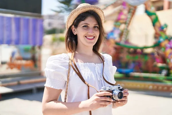 Young Hispanic Woman Tourist Smiling Confident Using Camera Street — Φωτογραφία Αρχείου