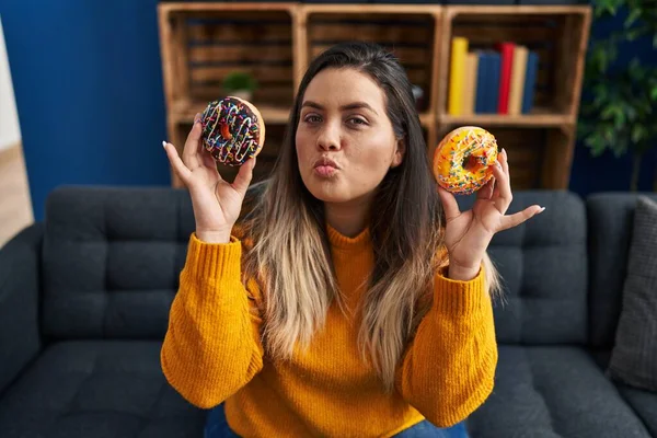 Een Jonge Spaanse Vrouw Die Thuis Donuts Eet Naar Camera — Stockfoto
