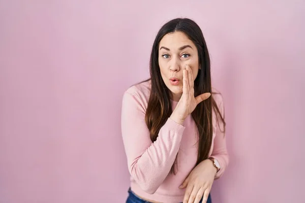 Young Brunette Woman Standing Pink Background Hand Mouth Telling Secret — Stock Photo, Image
