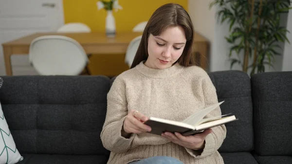 Young Blonde Woman Reading Book Sitting Sofa Home — Stock Photo, Image