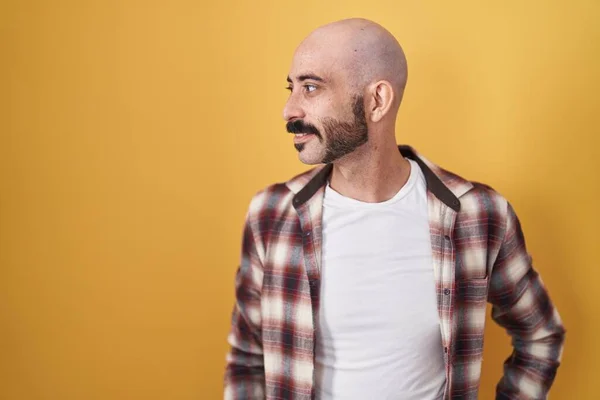 Hombre Hispano Con Barba Pie Sobre Fondo Amarillo Mirando Hacia — Foto de Stock